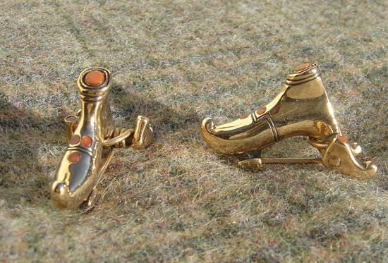 Schnabelschuhfibel, Österreich-Wien/Leopoldau, Fibel mit zwei kleinen Schühchen als Achsenabschluß und 6 Stück Koralleneinlagen, Frühlatene