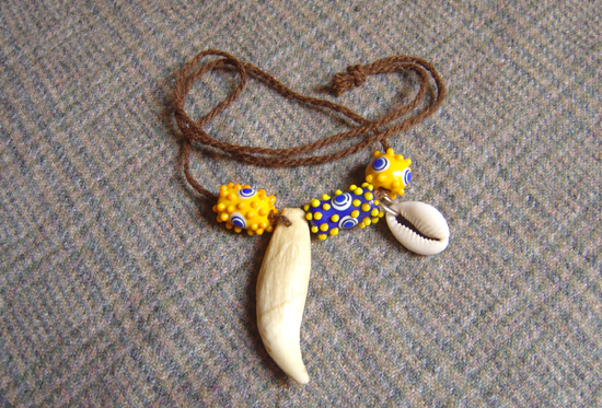 Genoppte Schichtaugenperlen mit durchlochtem Bärenzahn und Kaurischnecke mit Bronzeringlein, Österreich/Neunkirchen, Frühlatene