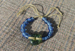 Kette oder Armband mit kugeligen blauen und einer groen hellgrnen Perle, Slowenien/Magdalenska Gora, 6.-5.Jh.v.Chr.?