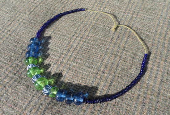 Kette mit blauen und grünen Glasperlen, Slowenien/Sticna, 6.-5.Jh.v.Chr.
